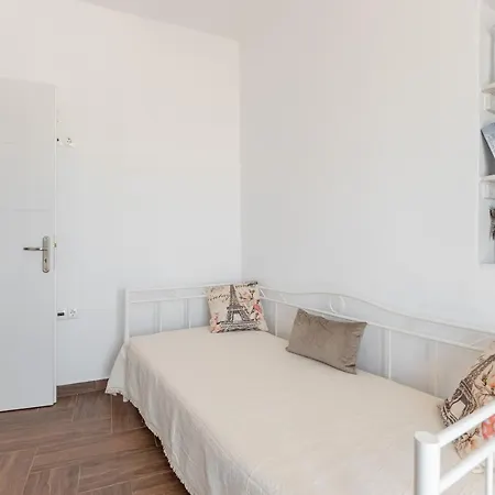 Naxian White House In Glinado Apartman *