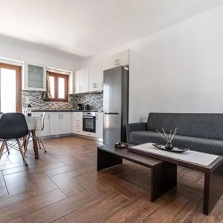 Naxian White House In Glinado Apartman *