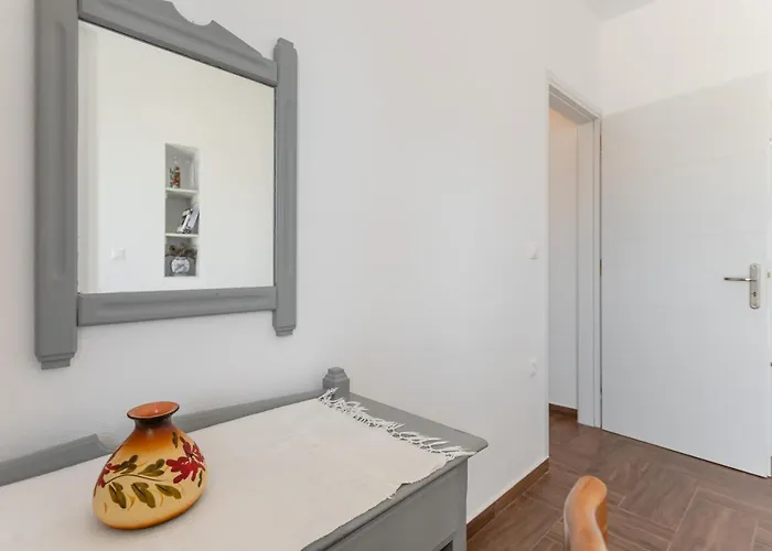 Naxian White House In Glinado Apartment *